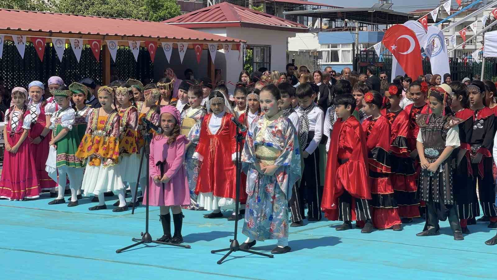 Miniklerden b&uuml;y&uuml;k mesaj: "Savaşlar Dursun, D&uuml;nya &Ccedil;ocuklara Kalsın"
