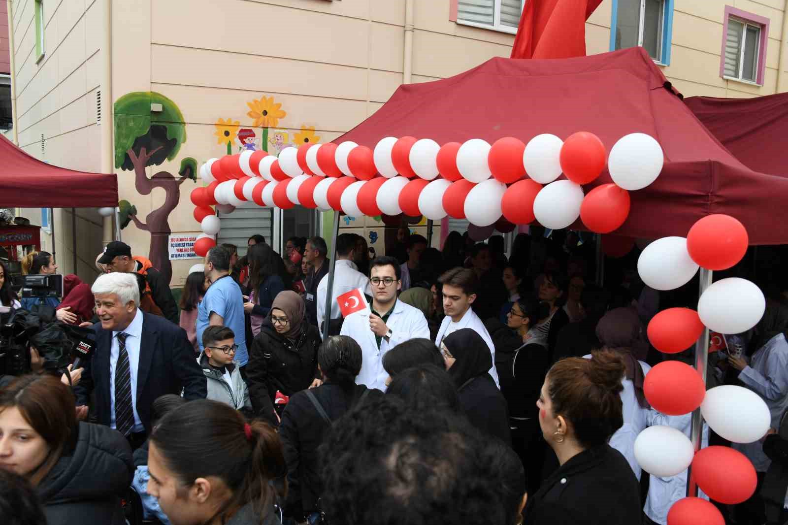 &Uuml;nl&uuml;ler minik kalplere dokundu
