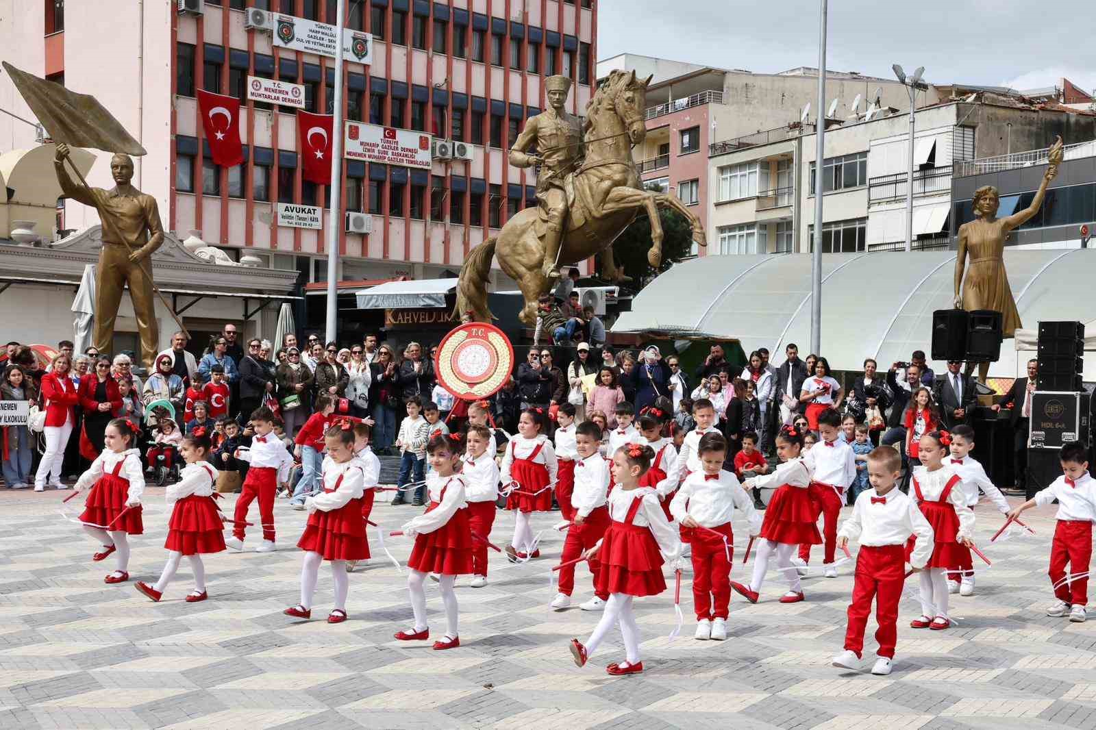 Menemen&rsquo;de coşkulu kutlama
