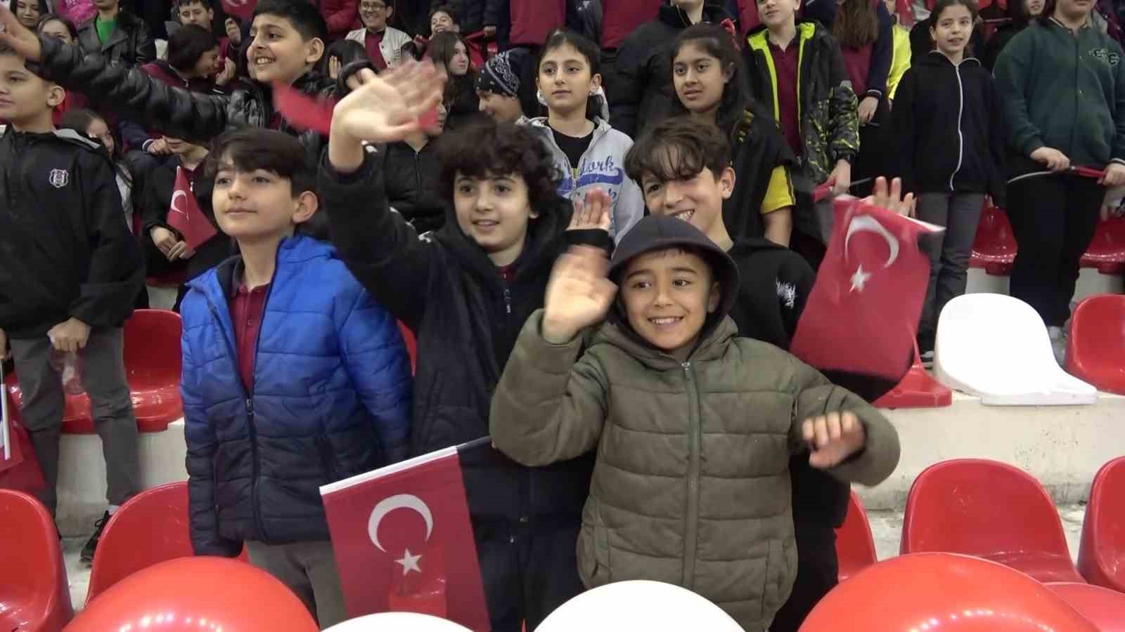 Amasya&rsquo;da 23 Nisan t&ouml;renini &ccedil;ocuk sunucu sundu, usta sunucuları aratmadı
