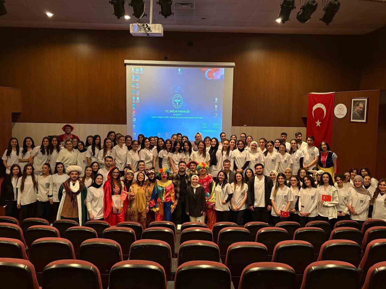 Hasan Kalyoncu &Uuml;niversitesi Hemşirelik B&ouml;l&uuml;m&uuml; &ouml;ğrencilerinden &ccedil;ocuklara bayram hediyesi
