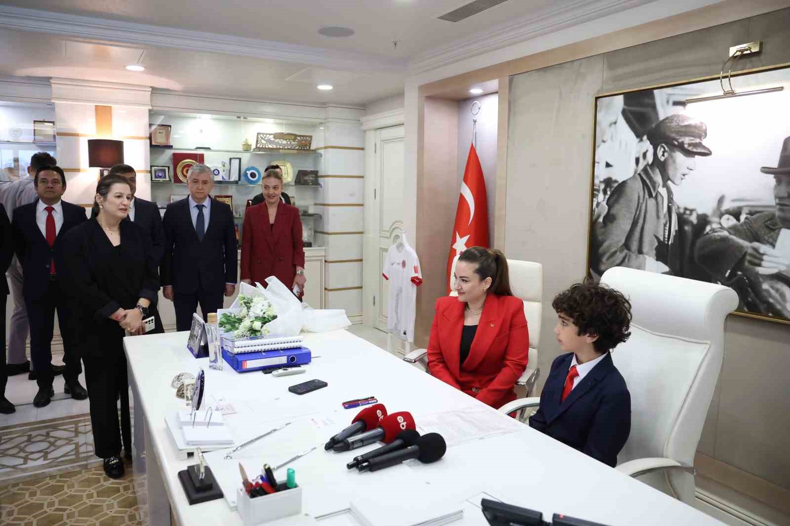 Başkan Vekili &Ouml;zdemir, koltuğunu &ccedil;ocuk başkana devretti
