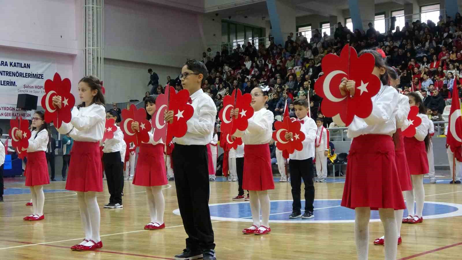 Vali koltuğuna oturdu, ilk talimatı okul g&uuml;venliği oldu
