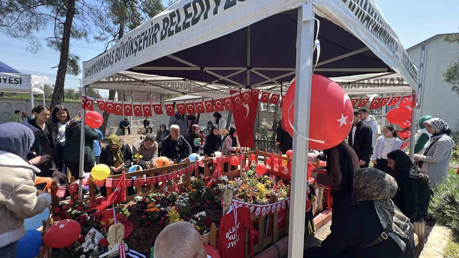 Okul saldırısında hayatını kaybeden &ccedil;ocukların mezarı T&uuml;rk bayrakları ve balonlarla s&uuml;slendi
