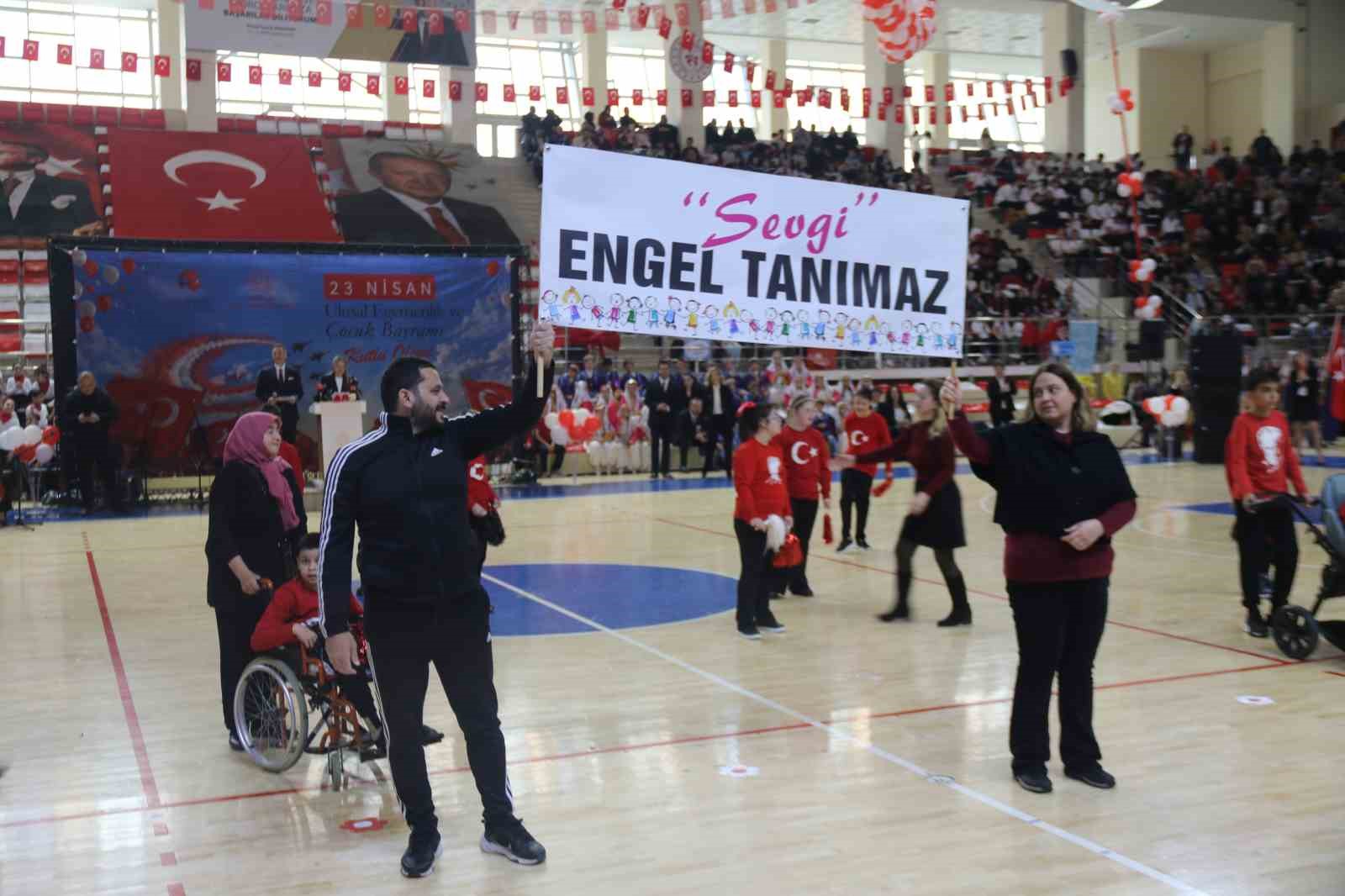 &lsquo;&Ouml;zel&rsquo; torununu sahne kenarında y&ouml;nlendiren anneannenin heyecanı dikkat &ccedil;ekti
