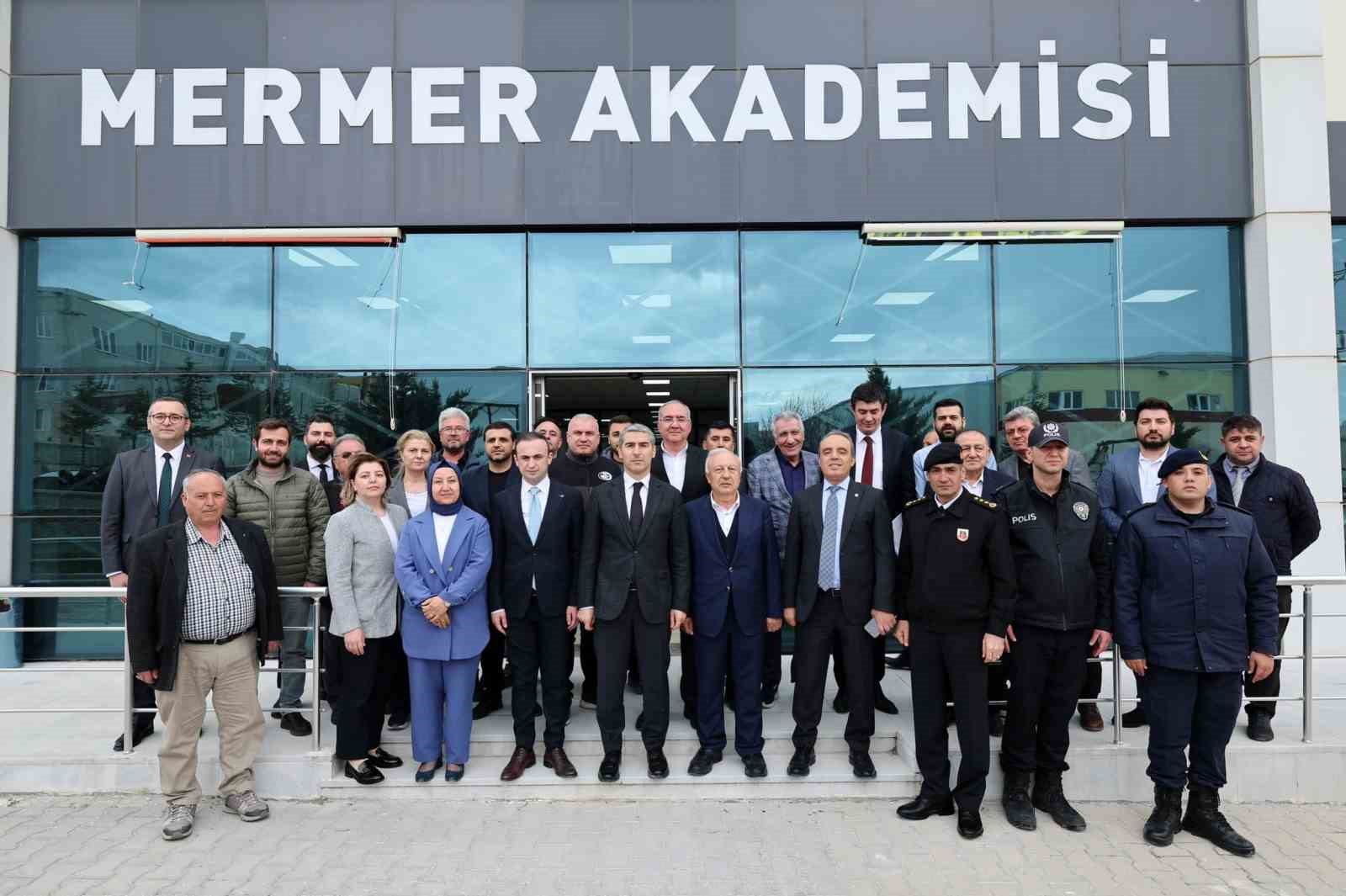 Vali Aktaş: "İscehisar mermeri d&uuml;nyanın d&ouml;rt bir yanında yapıları s&uuml;sl&uuml;yor"
