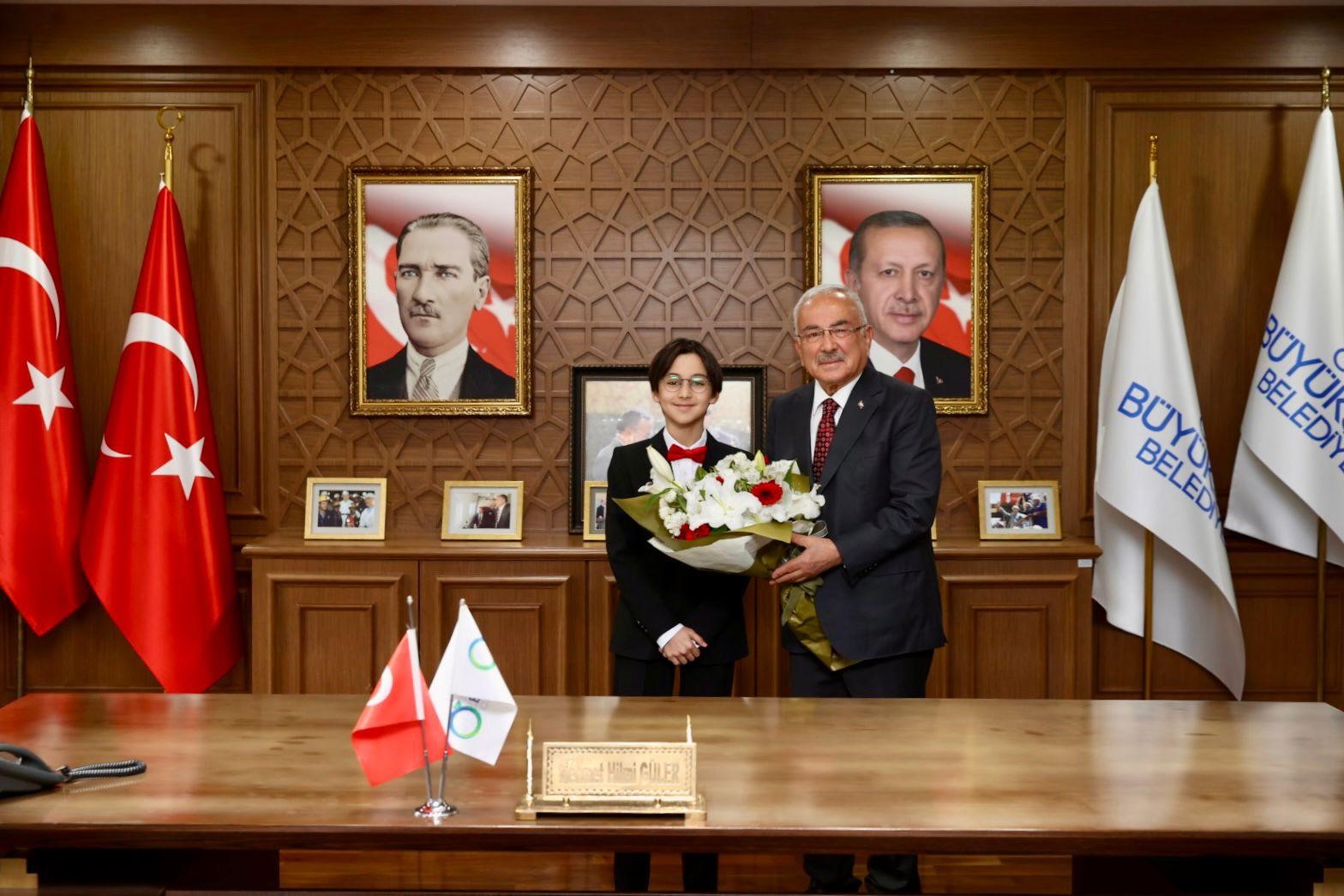 Başkan G&uuml;ler koltuğunu 6&rsquo;ncı sınıf &ouml;ğrencisi Dağhan &Ouml;zt&uuml;rk&rsquo;e devretti
