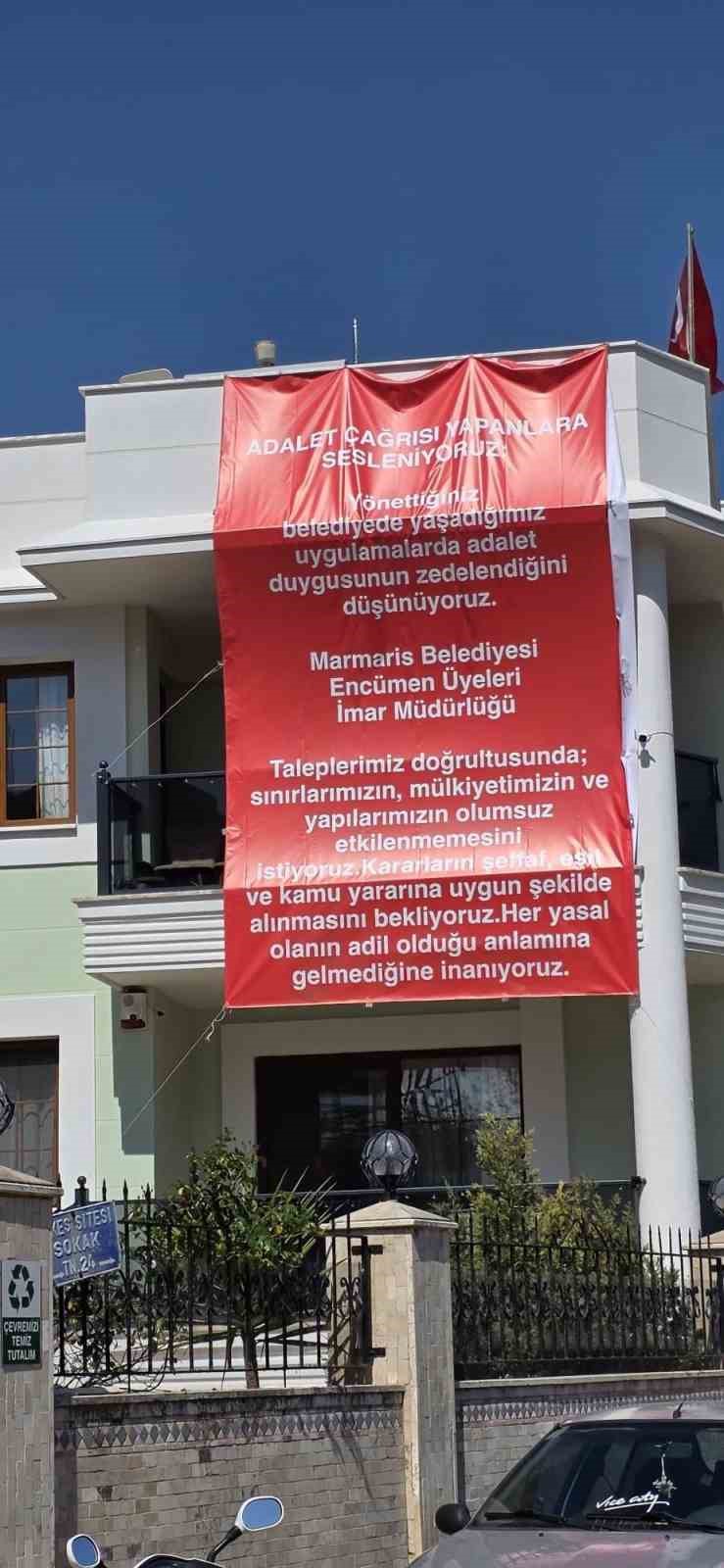 Marmaris&rsquo;te  "Adalet istiyoruz" diyerek balkona pankart astılar
