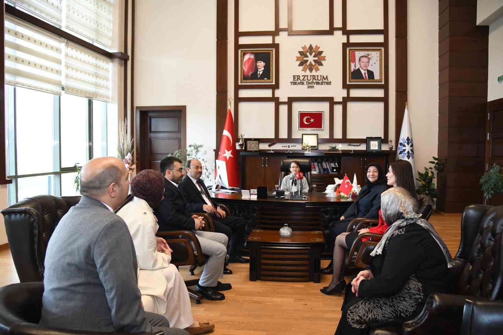 Rekt&ouml;r &Ccedil;akmak&rsquo;tan 23 Nisan jesti: Koltuk Asya Mina&rsquo;ya emanet
