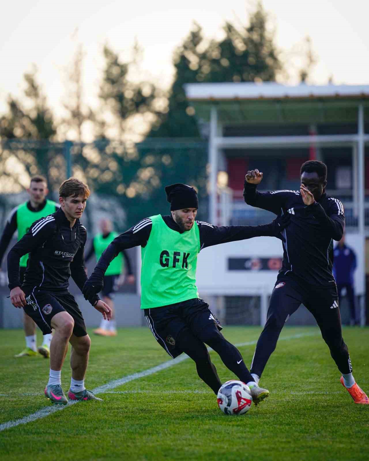 Gaziantep FK, Mirel Radoi y&ouml;netiminde ilk antrenmanını yaptı
