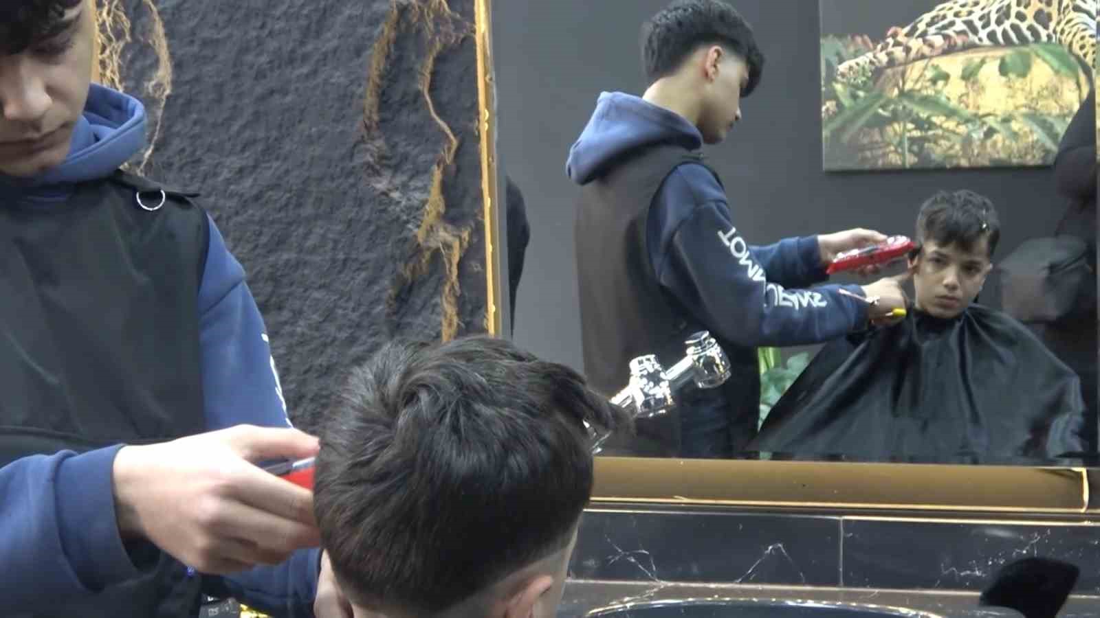 Yalovalı berberden 23 Nisan&rsquo;da &ccedil;ocuklara &uuml;cretsiz tıraş jesti
