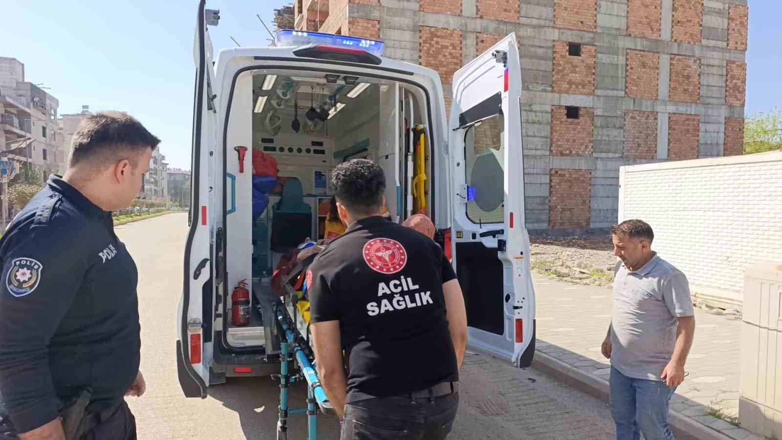 Merdivenlerden yuvarlanan iş&ccedil;i yaralandı
