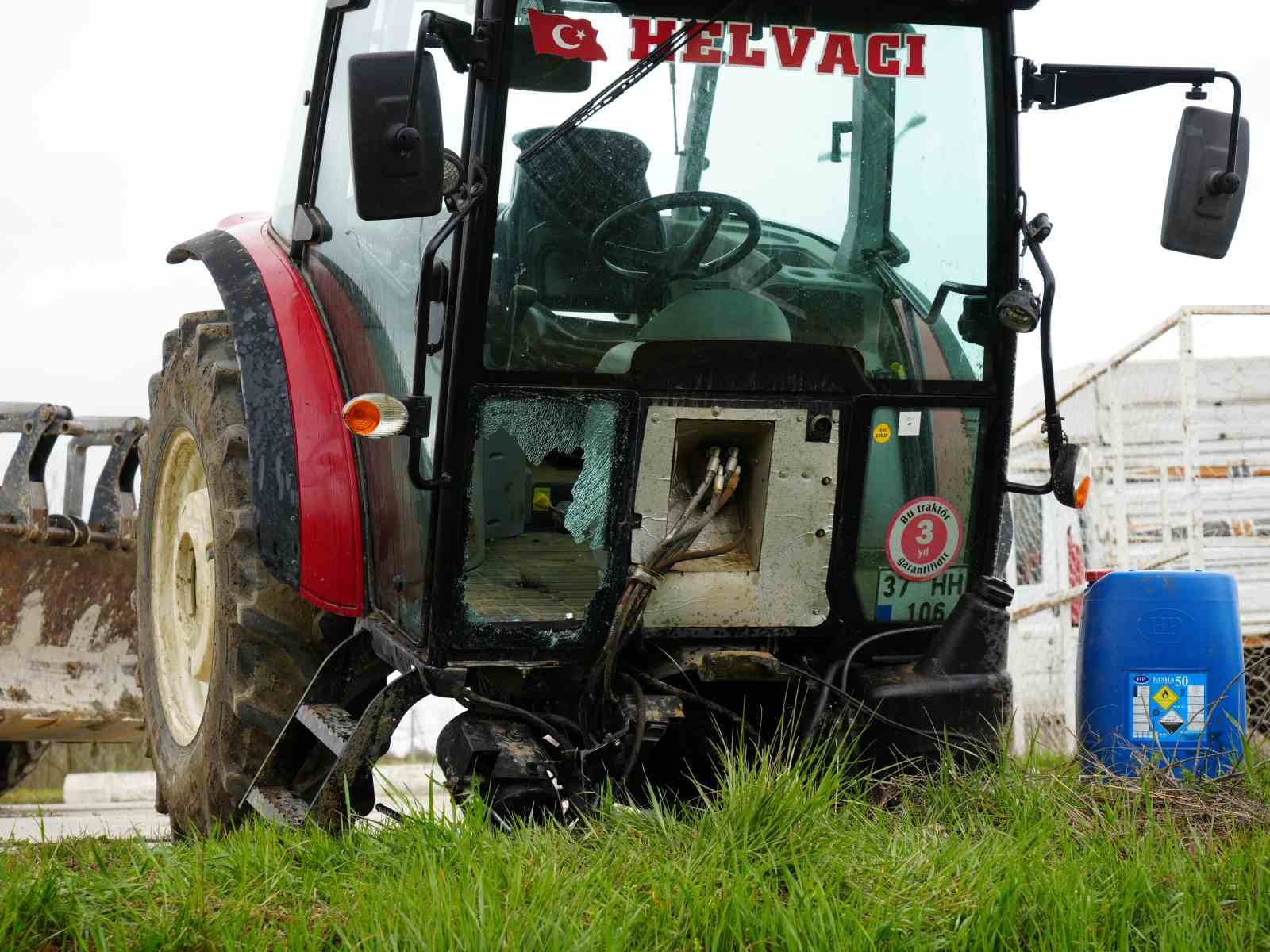 Hafif ticari ara&ccedil; ile &ccedil;arpışan trakt&ouml;r ikiye b&ouml;l&uuml;nd&uuml;: 5 yaralı
