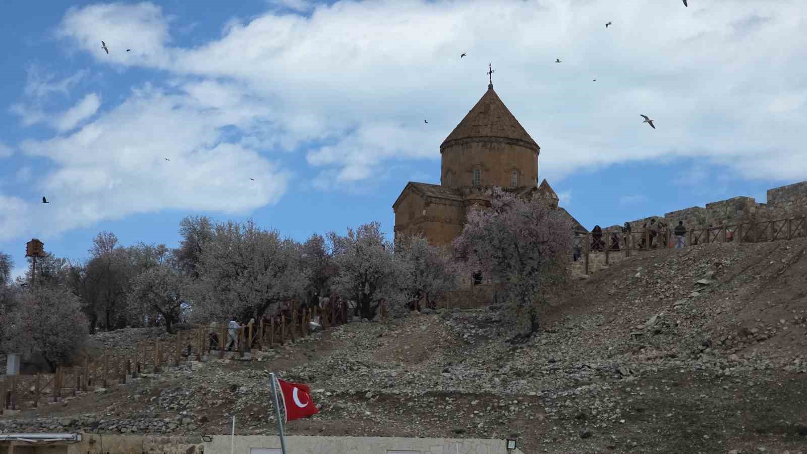 Akdamar Adası&rsquo;nda 23 Nisan yoğunluğu
