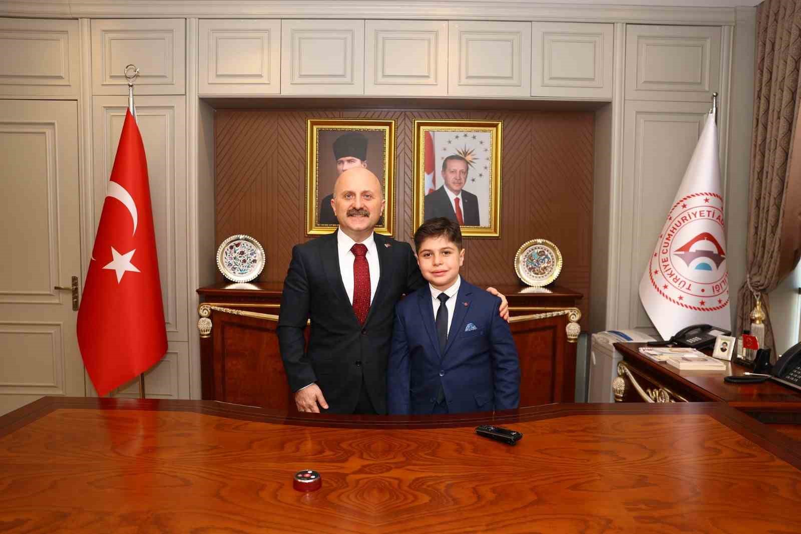 Vali Varol koltuğunu &Ouml;zg&uuml;r Kaşıyuğun&rsquo;a devretti
