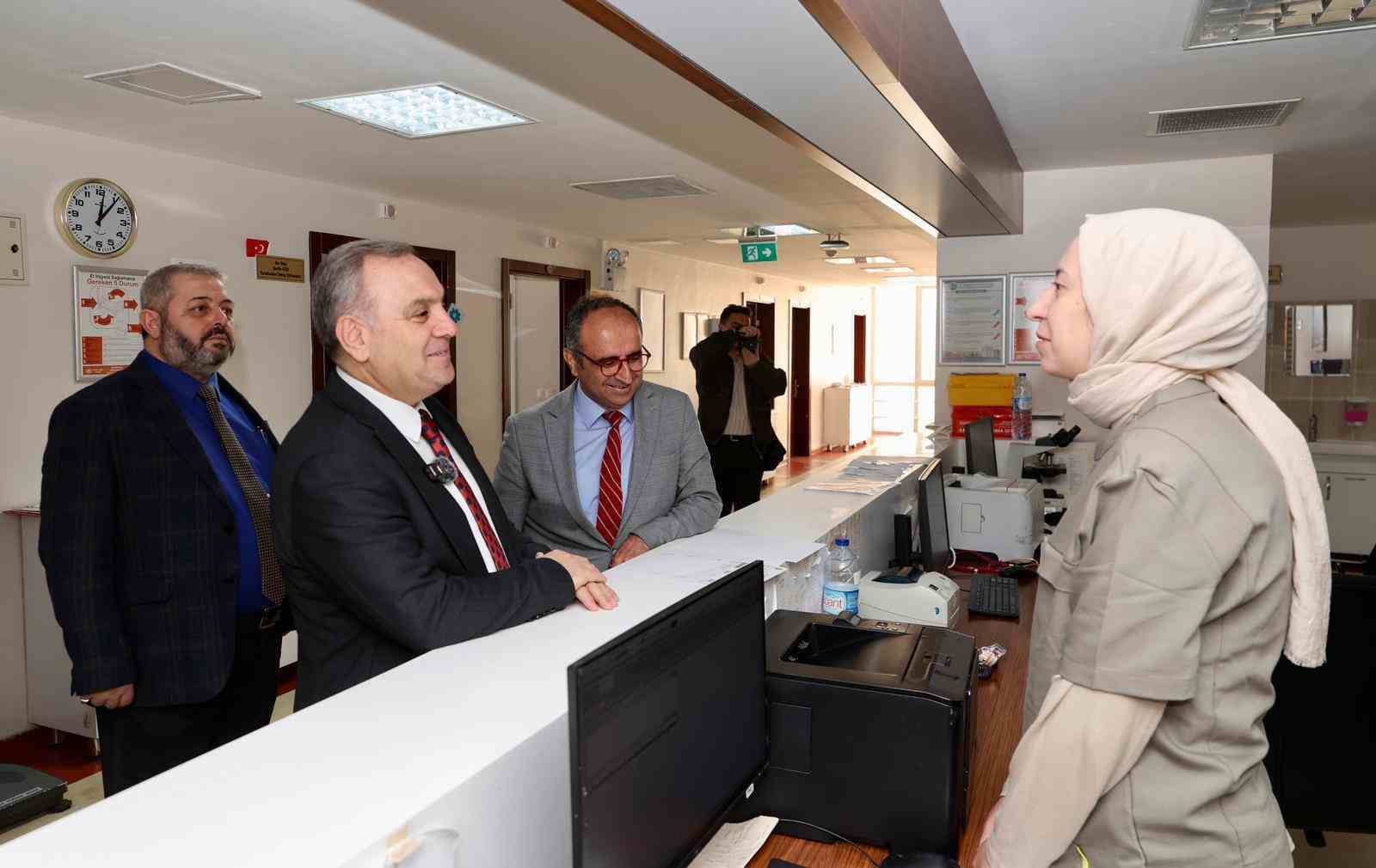 Rekt&ouml;r Prof. Dr. Altun&rsquo;dan tedavi g&ouml;ren &ccedil;ocuklara 23 Nisan ziyareti
