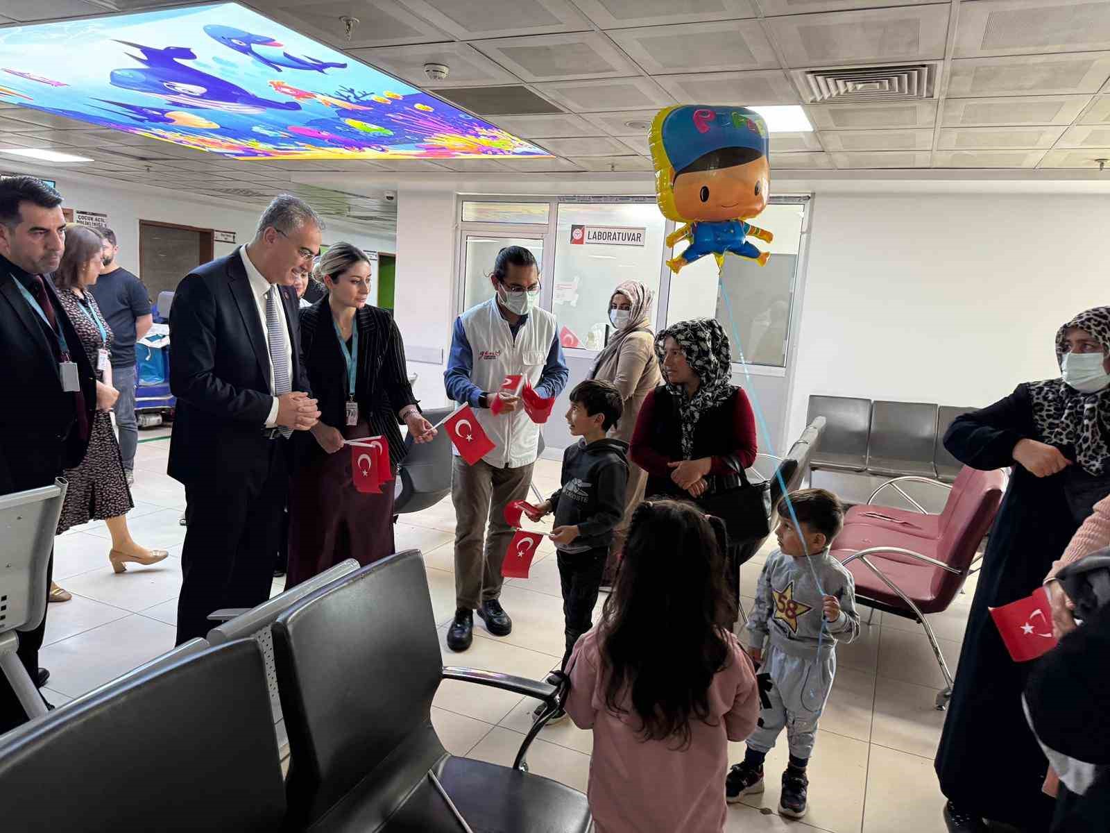 Hastanede 23 Nisan coşkusu: Minik hastalara s&uuml;rpriz bayram etkinliği
