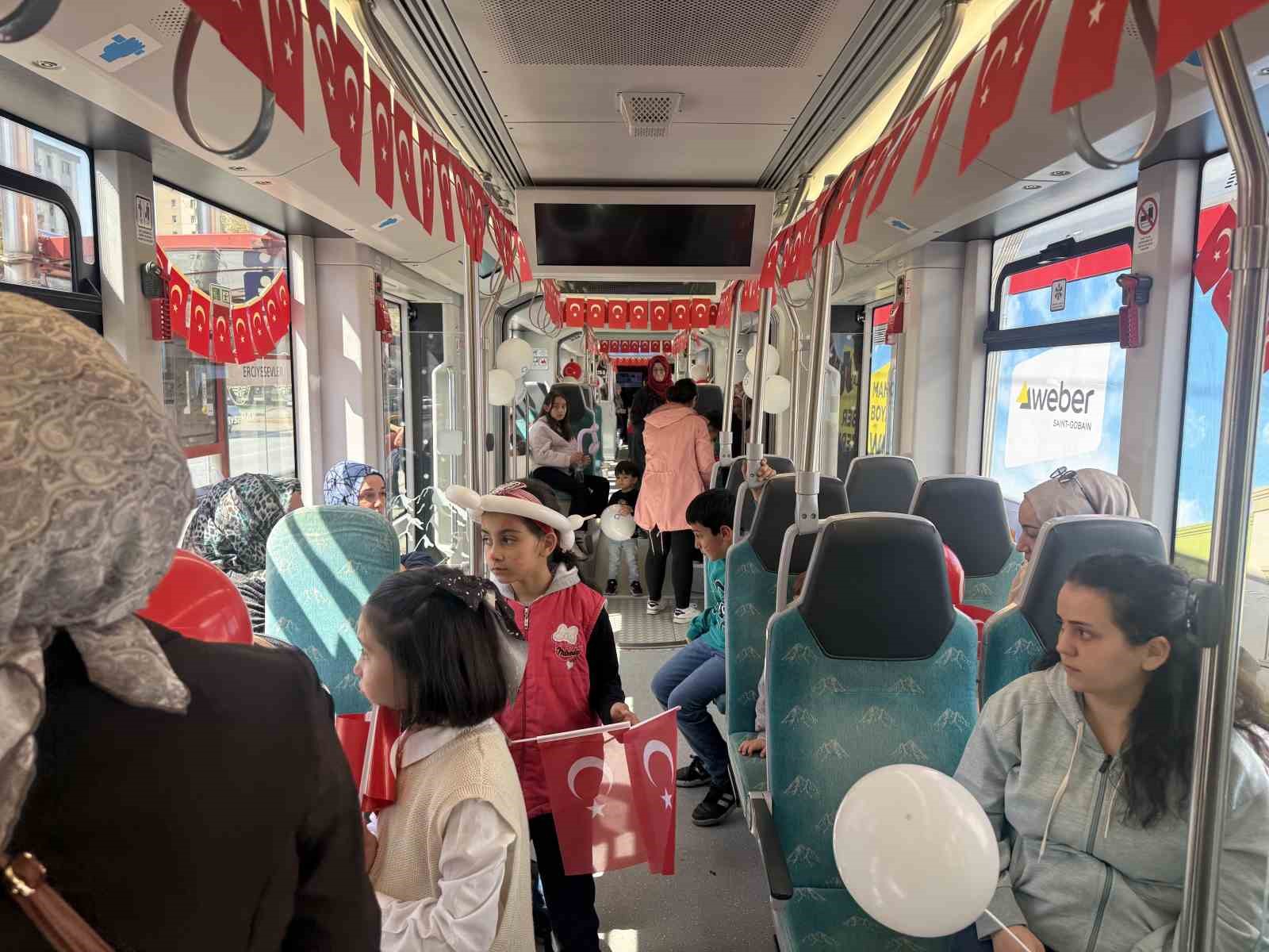 23 Nisan heyecanı, &Ccedil;ocuk Treni ile raylara taşındı
