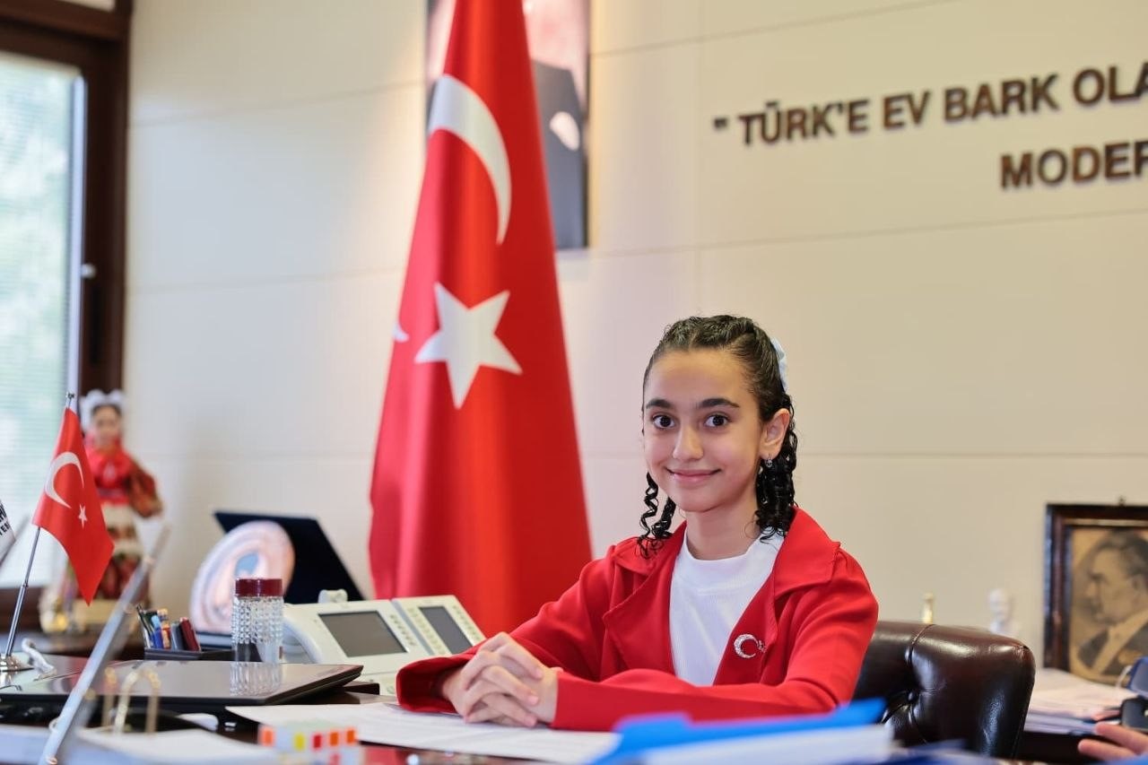 Başkan &Ccedil;avuşoğlu koltuğunu &ccedil;ocuklara devretti
