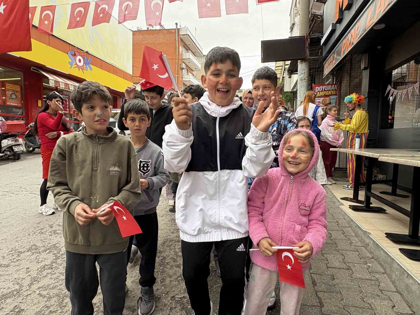 İzmirli işletmeciden 23 Nisan&rsquo;da binlerce &ccedil;ocuğa pide ve bayrak
