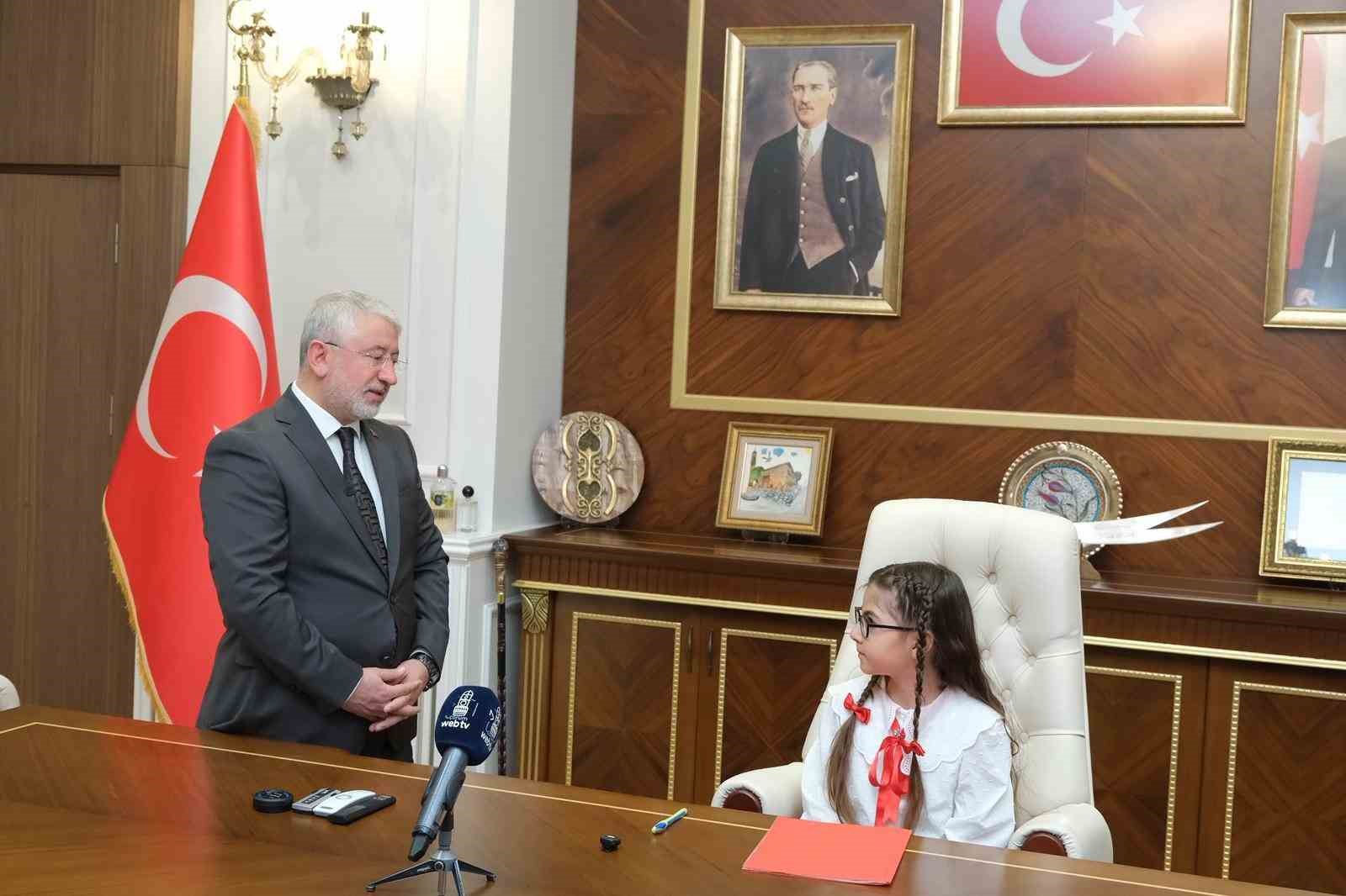 Başkan Aşgın koltuğu &ccedil;ocuklara emanet etti
