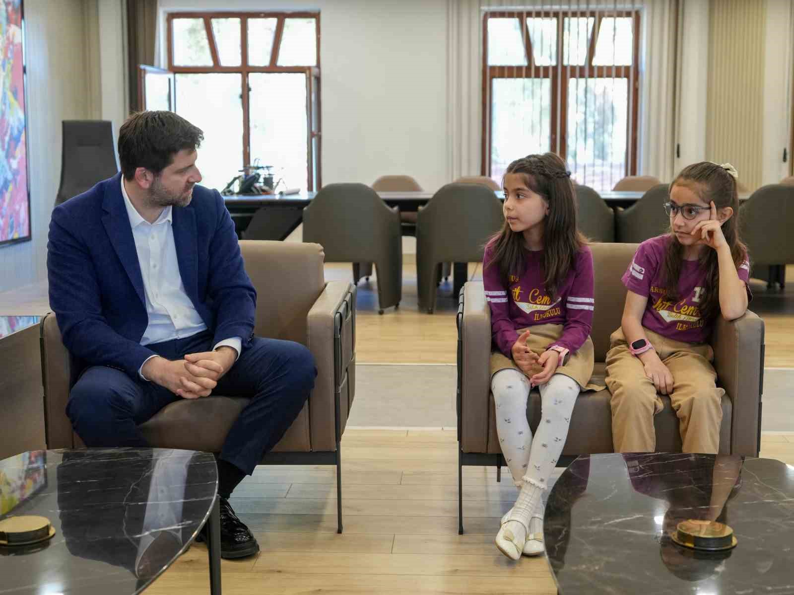 Başkan Bolta&ccedil; koltuğunu devretti, &ccedil;ocuklar taleplerini sıraladı
