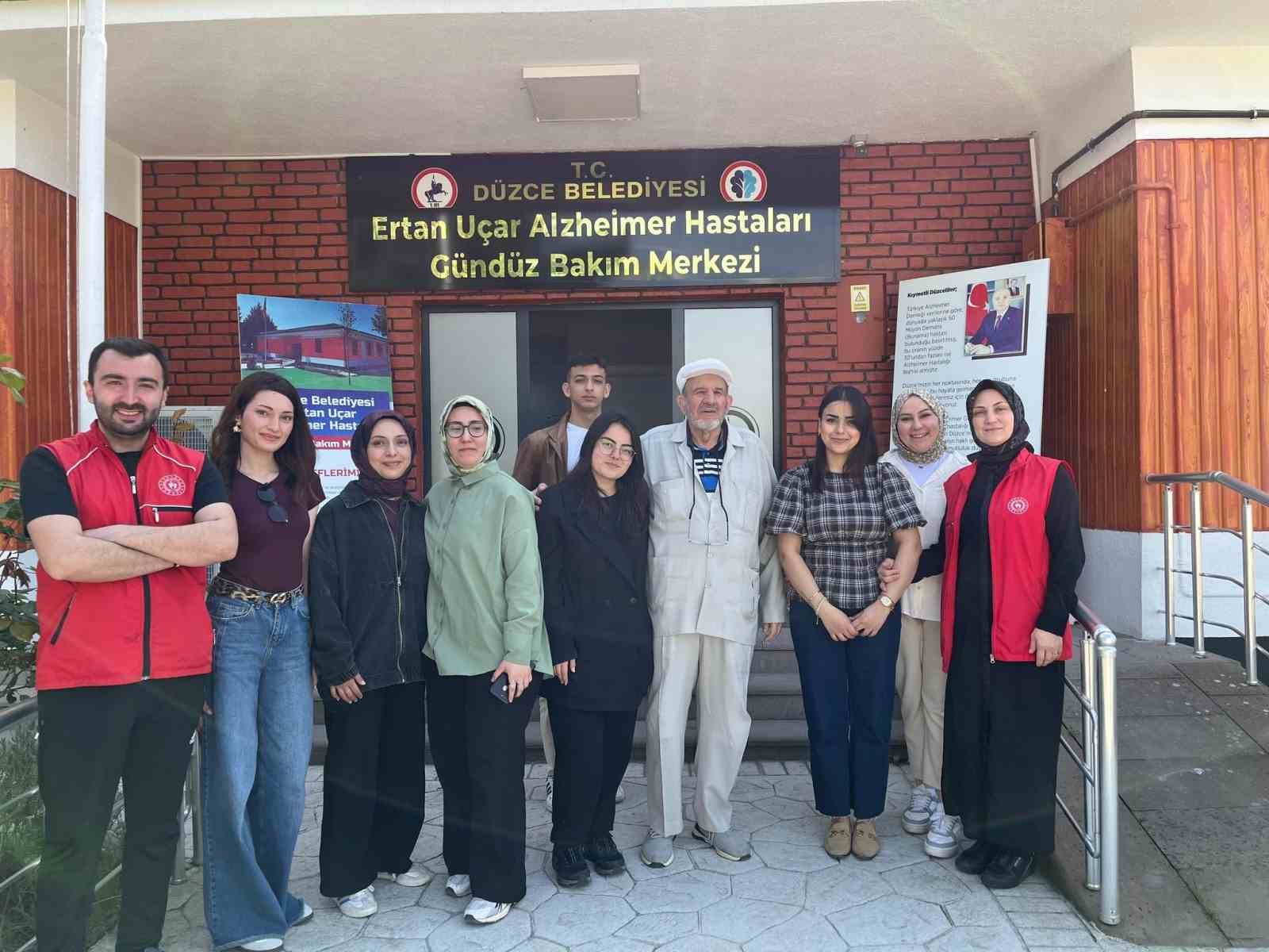 G&ouml;n&uuml;ll&uuml; gen&ccedil;lerden alzheimer hastalarına moral desteği
