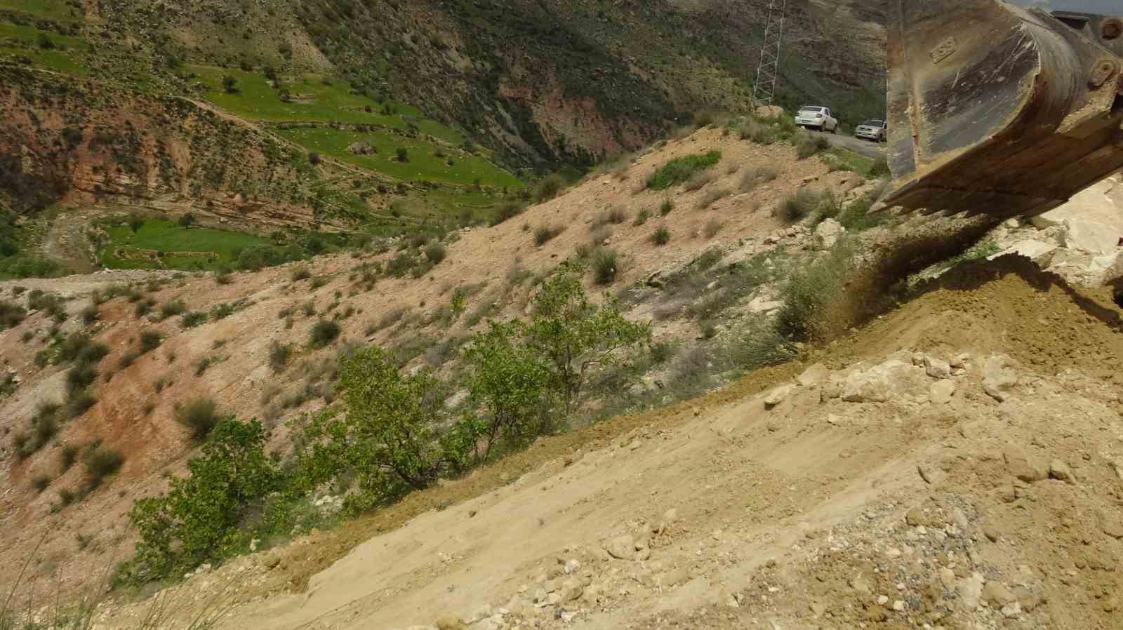 Gerc&uuml;ş&rsquo;te dev kayalar yolu kapattı
