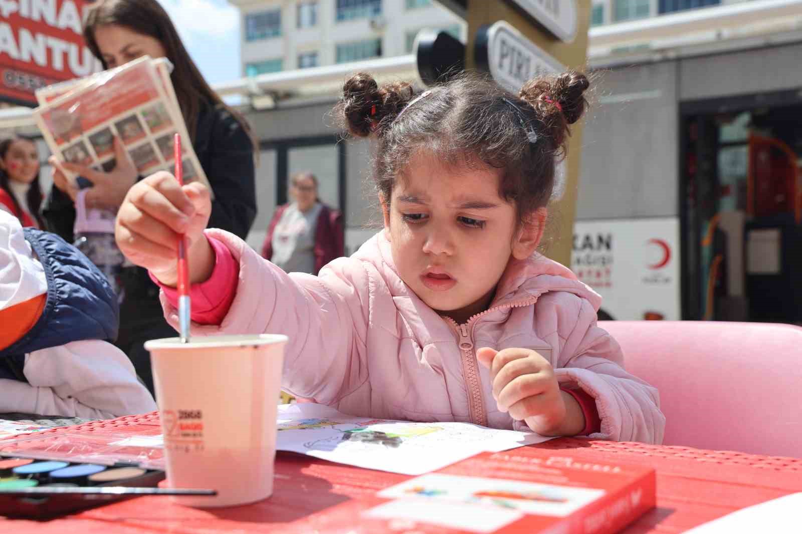 Tunceli T&uuml;rk Kızılay&rsquo;ından &ccedil;ocuklara şenlik, b&uuml;y&uuml;klere bağış etkinliği
