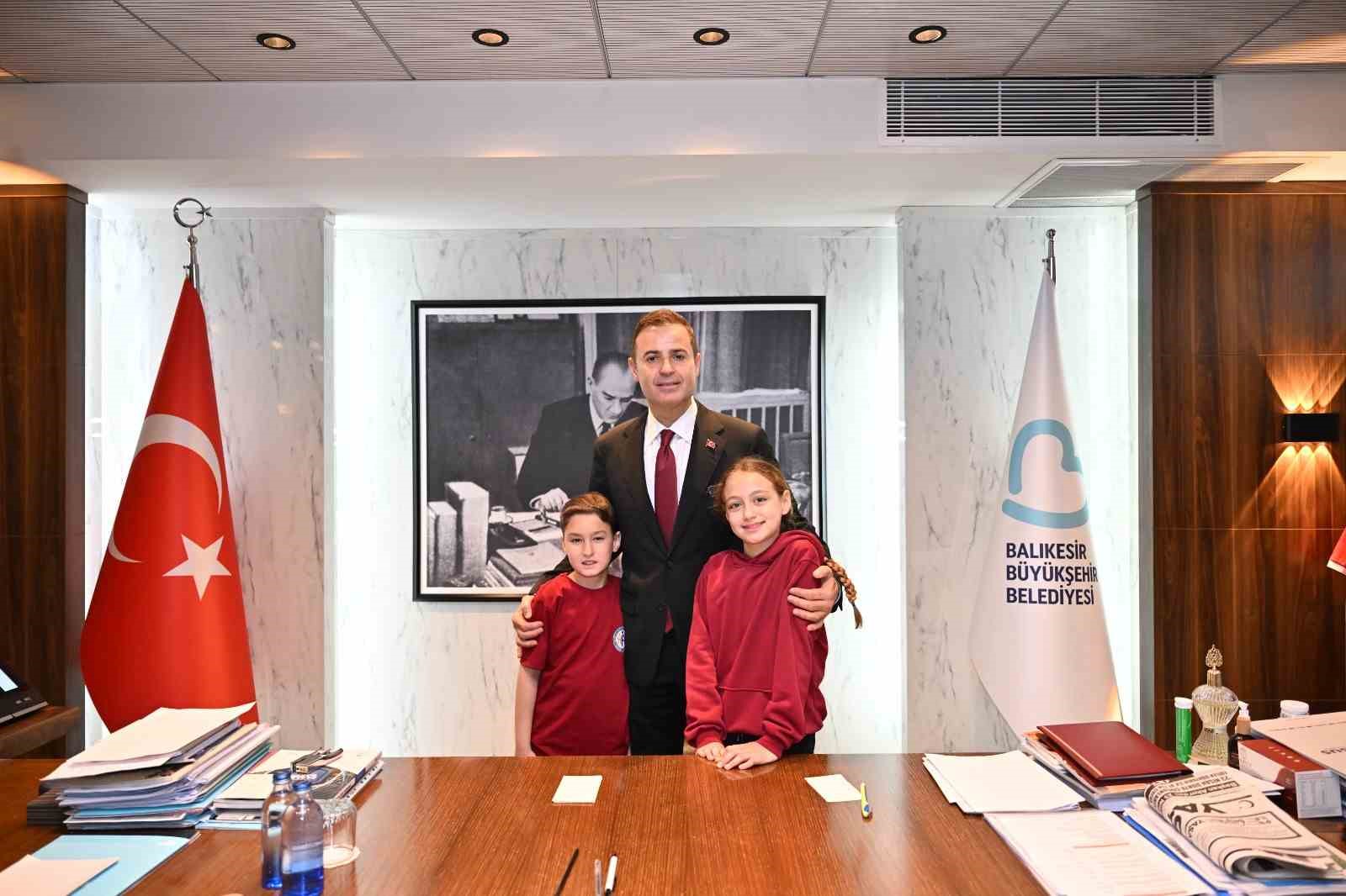 Başkan Akın, makamını &ccedil;ocuklara devretti
