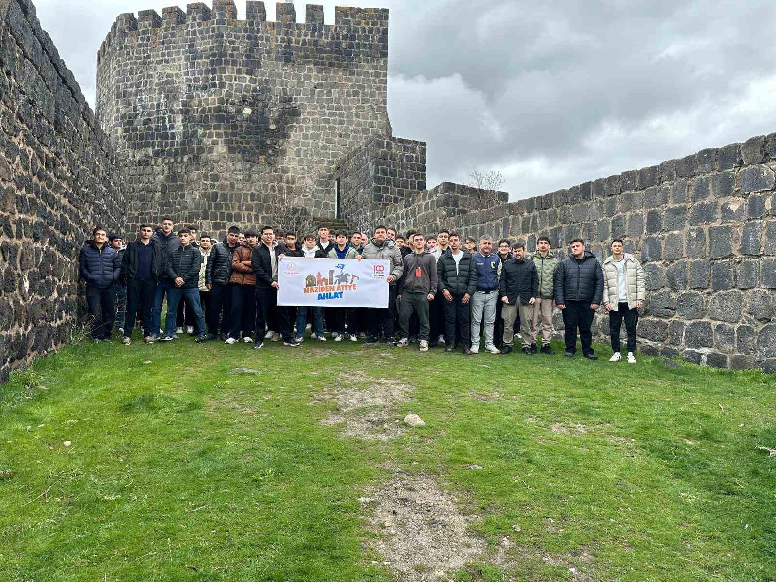 &lsquo;Maziden Atiye Ahlat&rsquo; programı gen&ccedil;leri tarihle buluşturuyor
