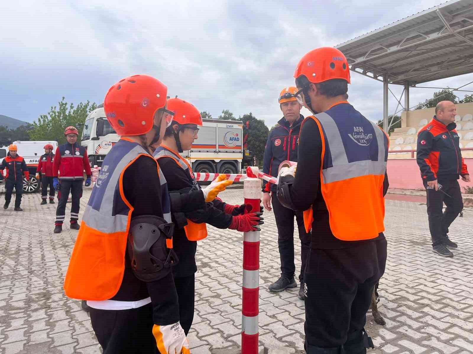 İzmir&rsquo;de &ccedil;ocuklar 23 Nisan etkinliklerinde kriz y&ouml;netiminin başına ge&ccedil;ti

