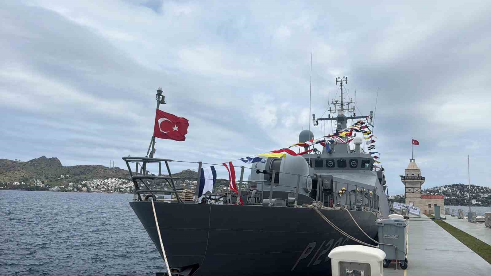 Bodrum&rsquo;da askeri gemi kapısını &ccedil;ocuklara a&ccedil;tı
