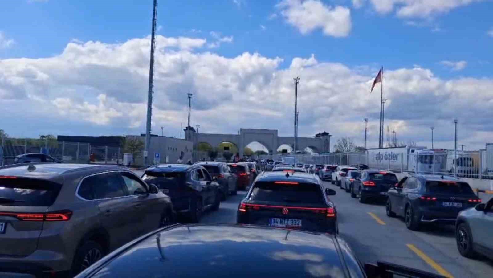 Sınır kapısında 23 Nisan yoğunluğu: Saatlerdir karşıya ge&ccedil;meyi bekliyorlar
