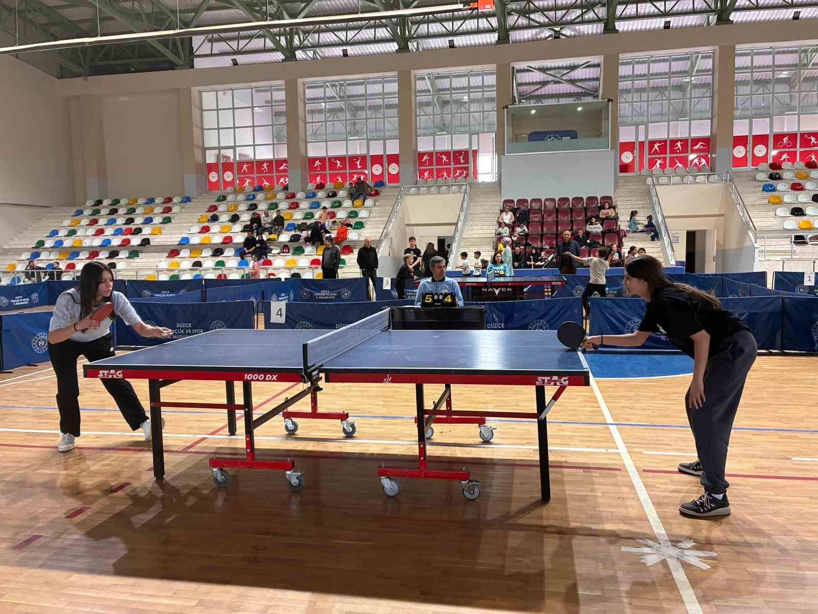 D&uuml;zce&rsquo;de 100 sporcu raket salladı
