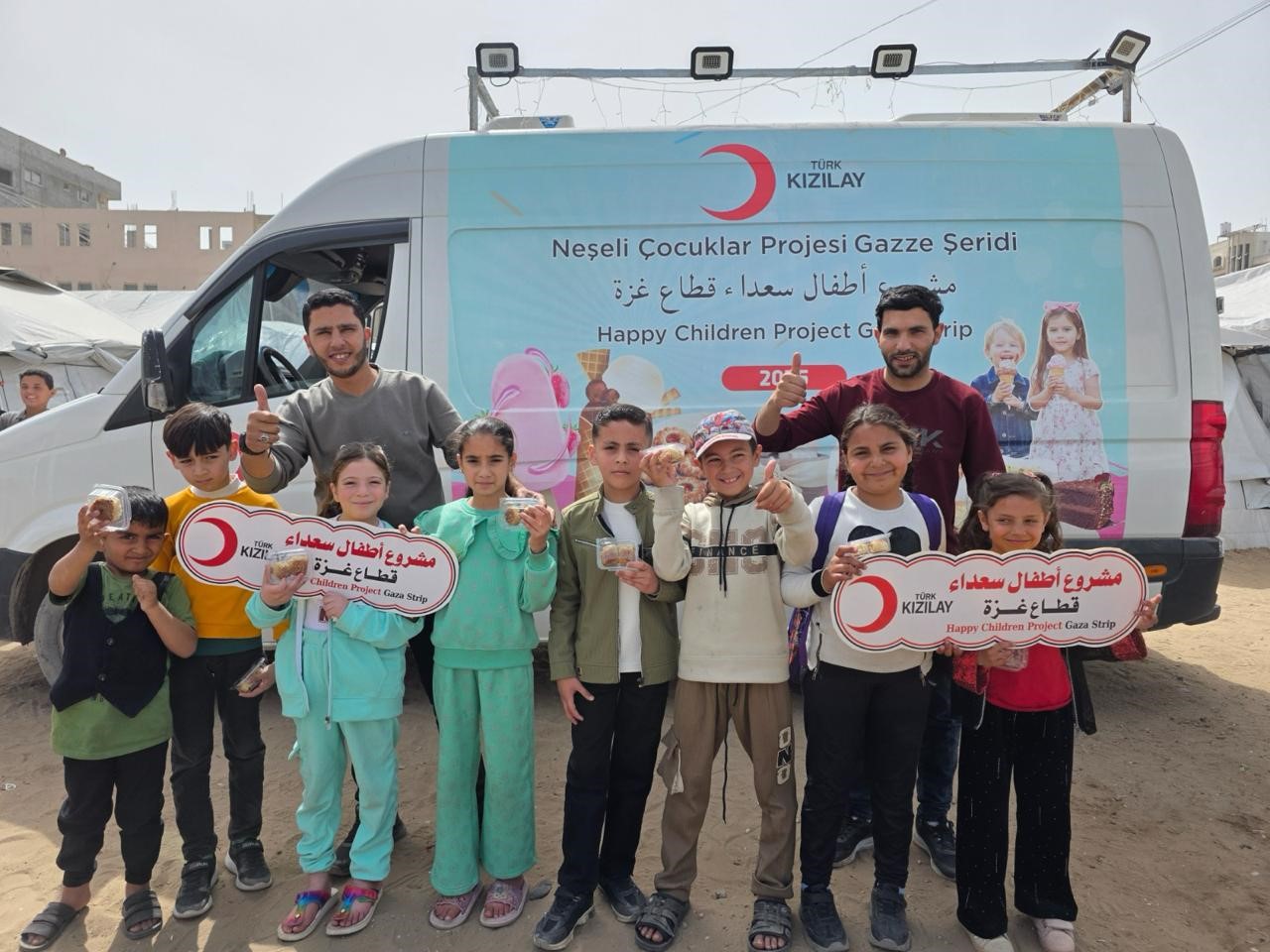 Türk Kızılay’dan çocuklara şekerleme ve tatlı ikramı