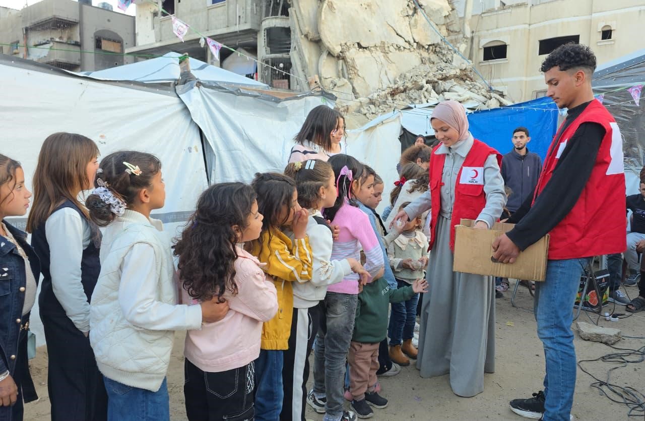 T&uuml;rk Kızılay&rsquo;dan &ccedil;ocuklara şekerleme ve tatlı ikramı
