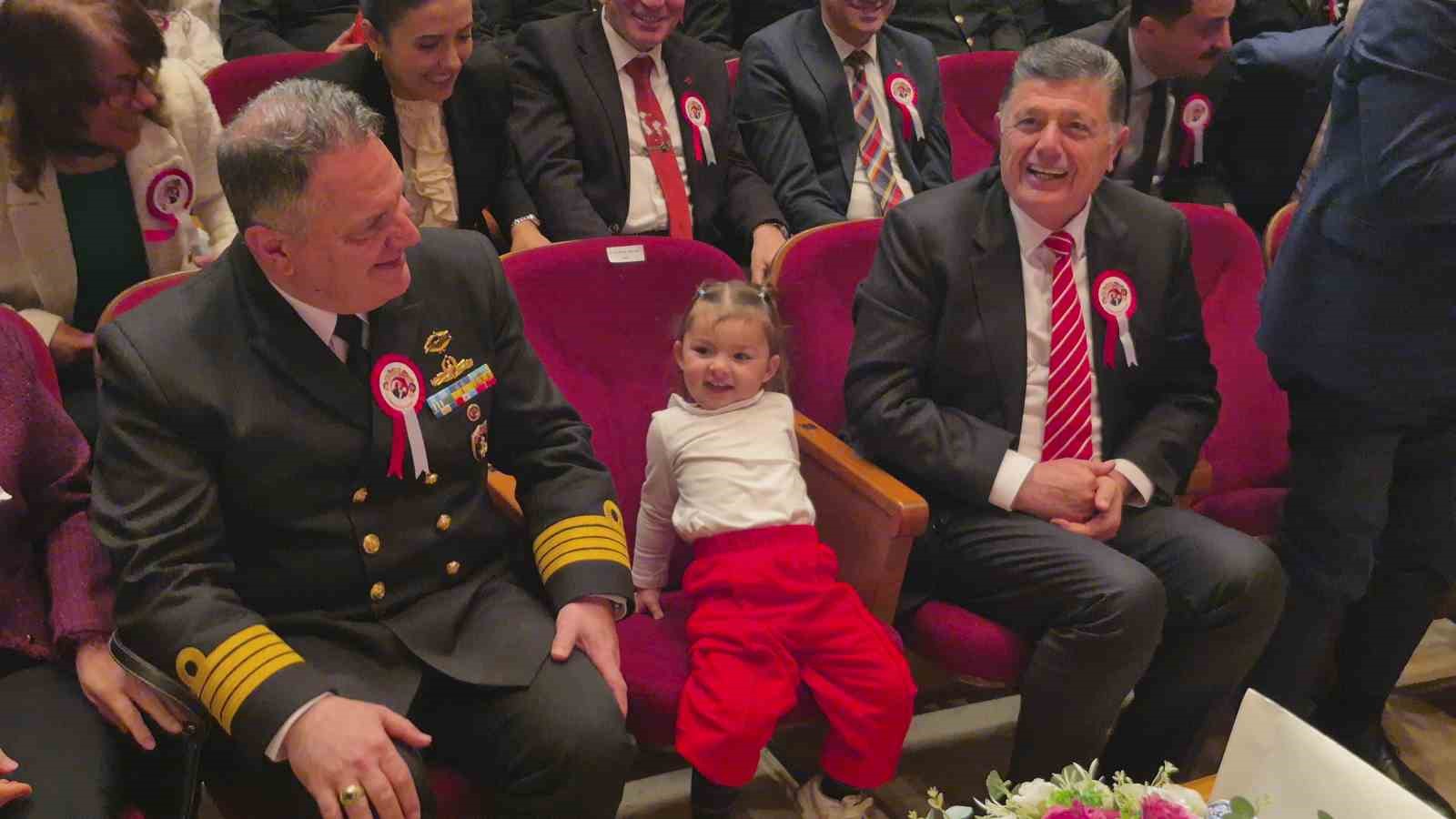 Annesinin elinden kurtulan minik, Vali Arslan’ın koltuğuna oturdu