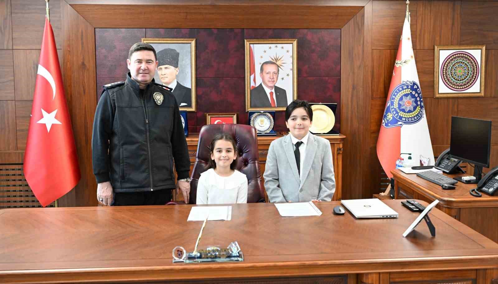 Annesinin elinden kurtulan minik, Vali Arslan&rsquo;ın koltuğuna oturdu
