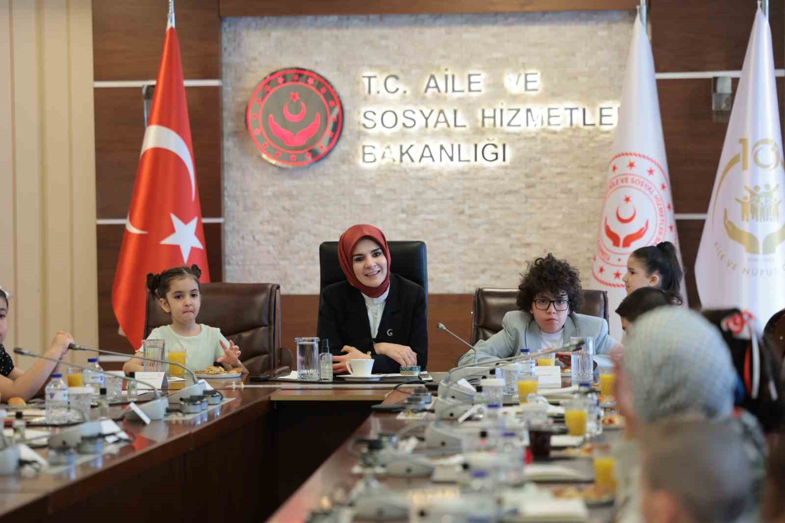 Bakan G&ouml;ktaş, 23 Nisan dolayısıyla &ccedil;ocukları ağırladı
