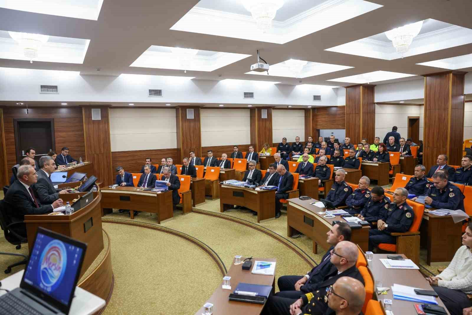 Vali Toros: "Mersin&rsquo;in huzurunu bozmak isteyenlere ge&ccedil;it yok"
