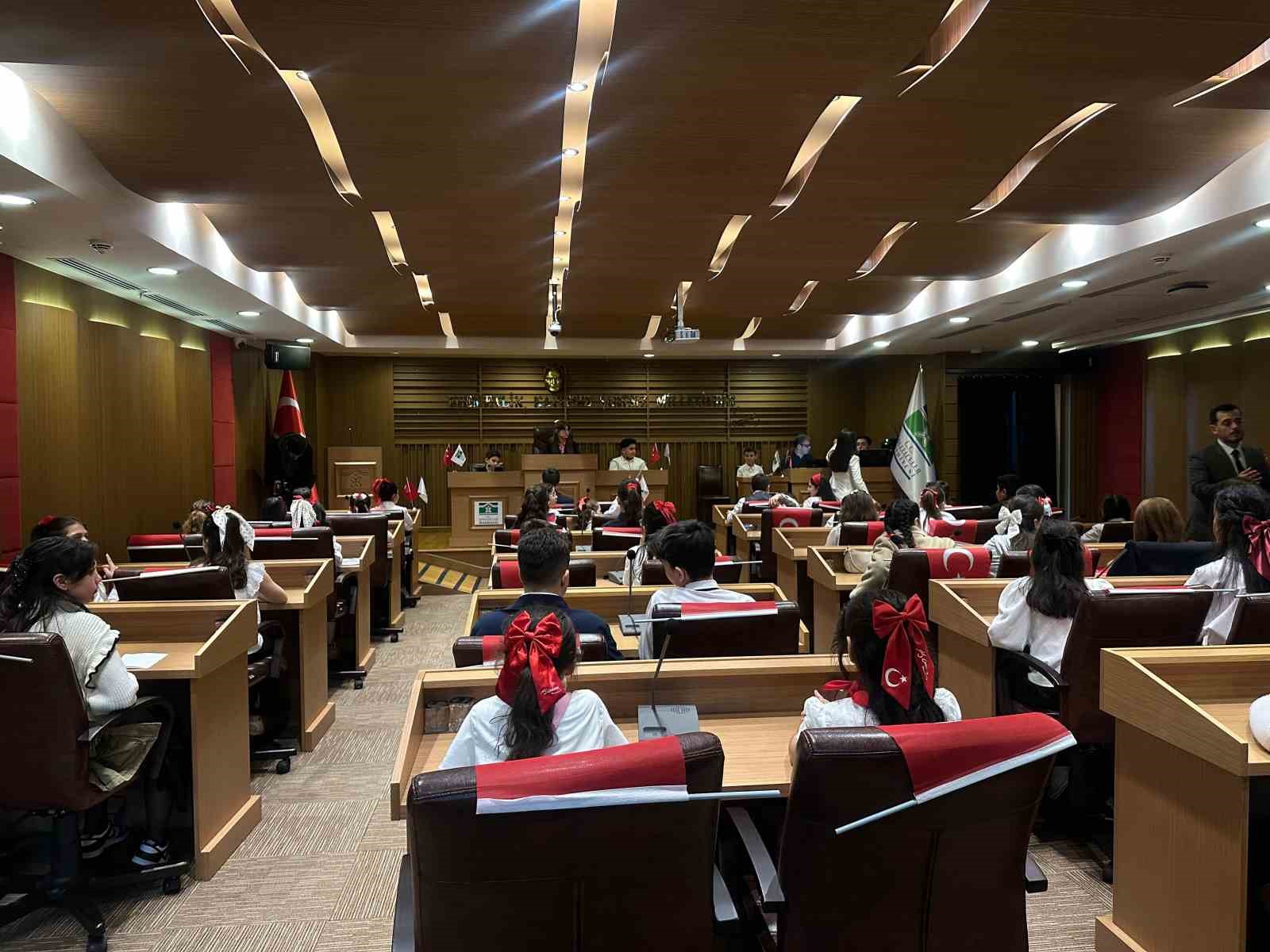 Bah&ccedil;elievler&rsquo;de 23 Nisan&rsquo;a &ouml;zel &Ccedil;ocuk Meclisi oturumu: "Atamızın izindeyiz"
