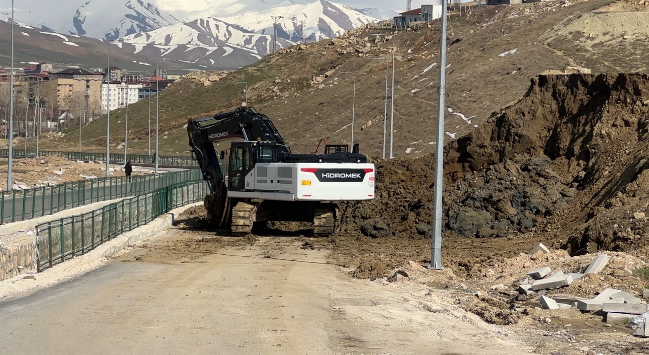 Y&uuml;ksekova&rsquo;da toprak kayması: Pizok yolu 18 g&uuml;nd&uuml;r kapalı
