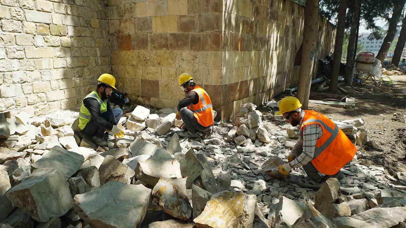 Kahramanmaraş Kalesi&rsquo;nde restorasyon &ccedil;alışmaları s&uuml;r&uuml;yor
