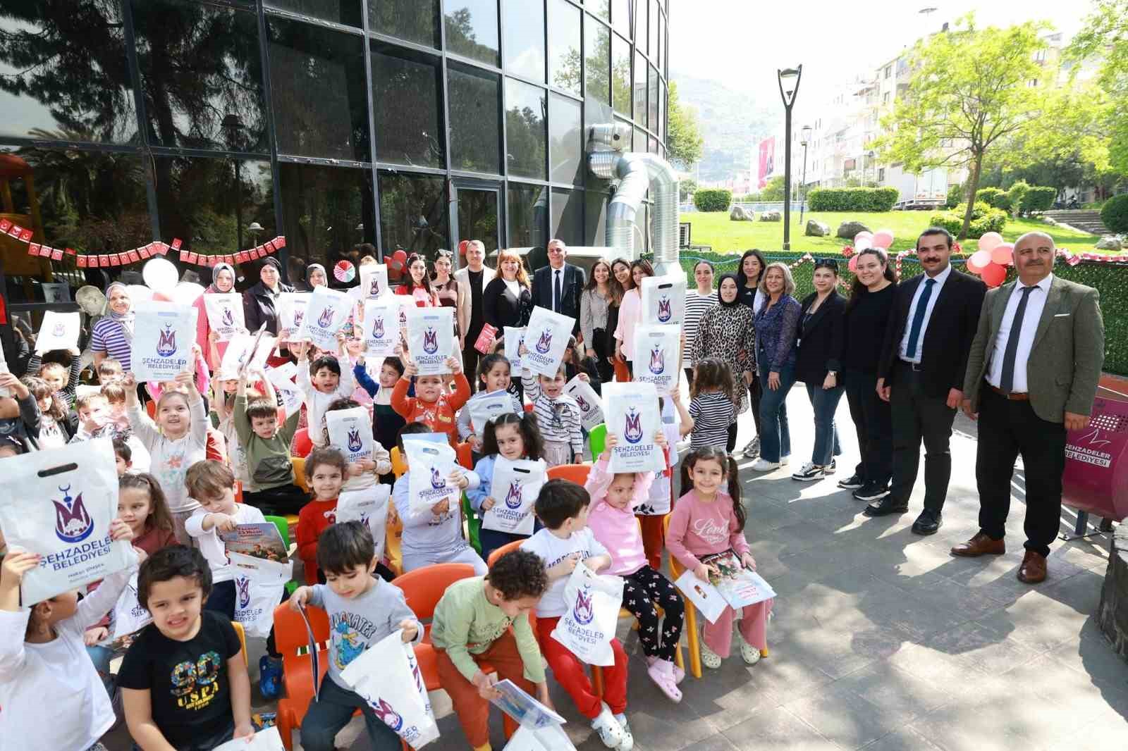 Başkan Şimşek 23 Nisan&rsquo;ı &ccedil;ocuklarla beraber ge&ccedil;irdi
