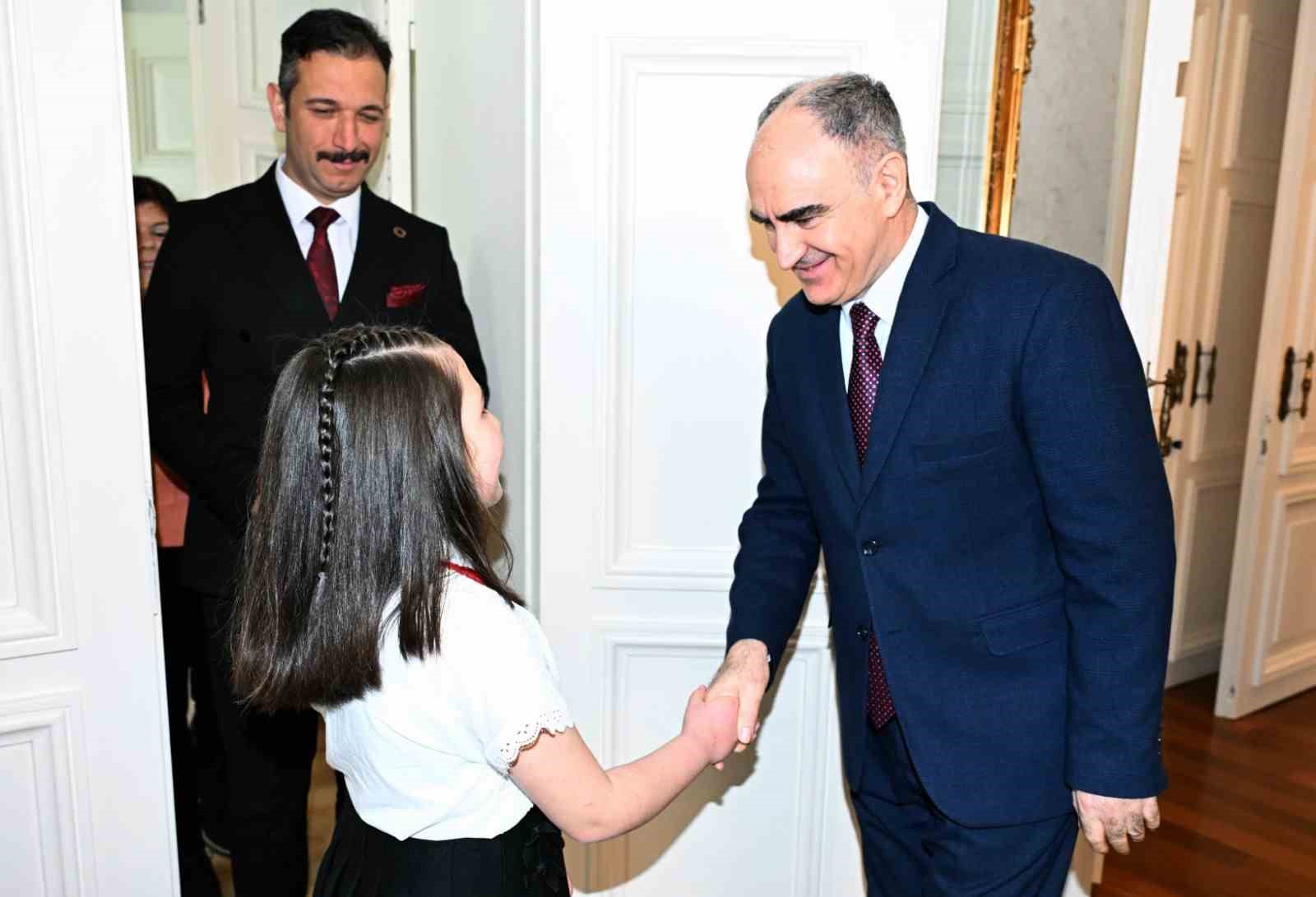 Manisa&rsquo;da Valilik makamı minik Mehlika&rsquo;ya emanet
