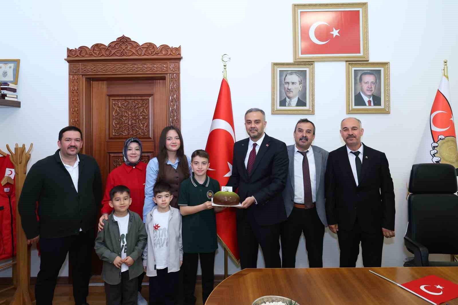 Başkan Toptaş, 23 Nisan&rsquo;da koltuğunu minik Halil&rsquo;e devretti
