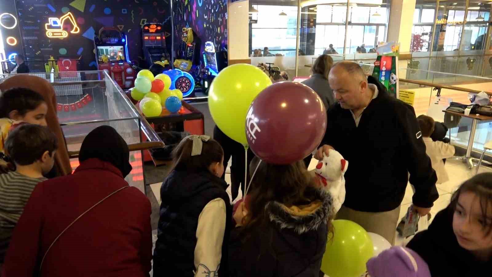 Bolu&rsquo;da 23 Nisan&rsquo;da &ccedil;ocukların oyuncak sevinci
