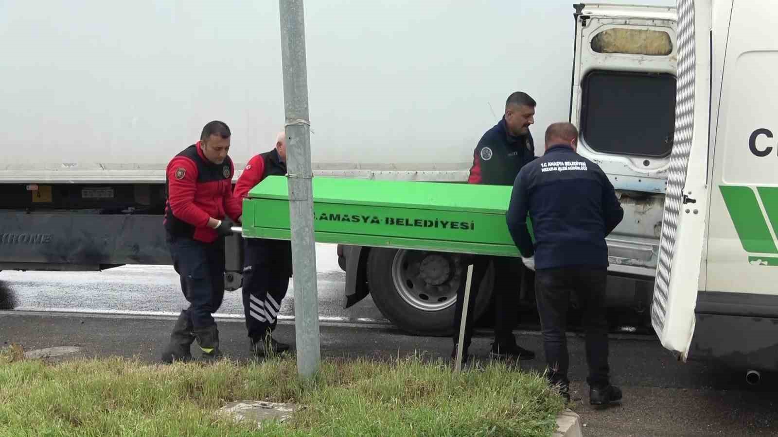 Amasya&rsquo;da cenaze d&ouml;n&uuml;ş&uuml; feci kaza kamerada: Otomobilden fırlayan bebek hayatını kaybetti
