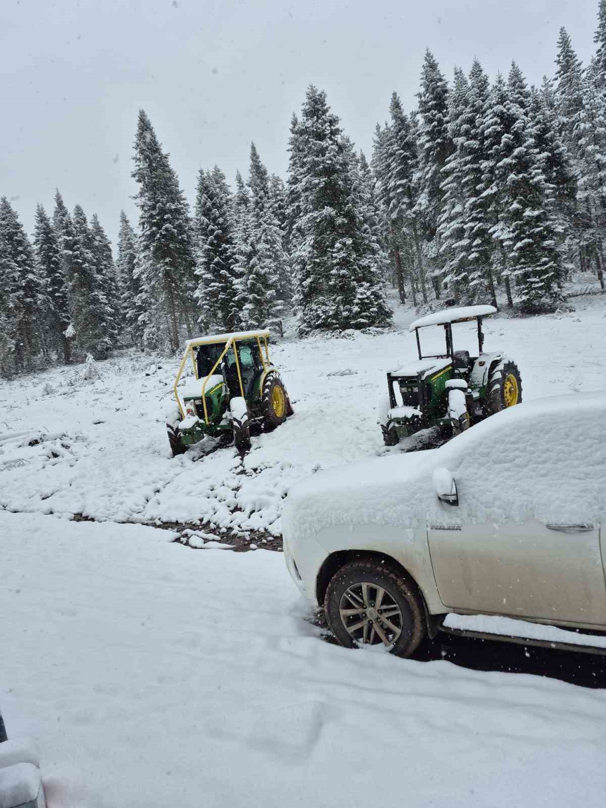 Başkentin y&uuml;ksek kesimlerinde kar yağışı etkili oldu
